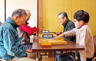 写真：静かな会場で熱戦を繰り広げる参加者