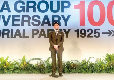 写真：創立１００周年記念祝賀会であいさつする上田社長