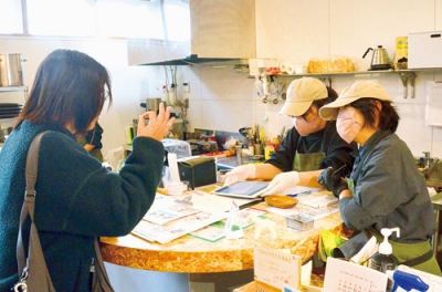 写真:カフェで職業体験に臨む生徒(右から2人目)
