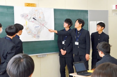 写真：学びの成果を堂々と発表する生徒たち