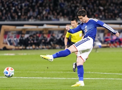 写真：【日本―ボリビア】前半、先制ゴールを決める鎌田＝国立競技場