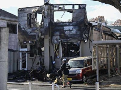 写真：全焼し遺体が見つかった千歳市の住宅兼整骨院＝１９日午前１０時ごろ