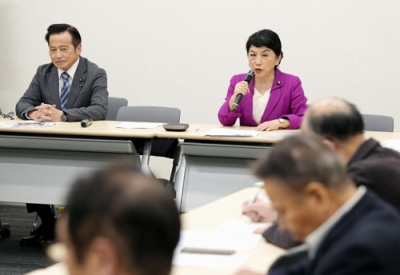 写真:社民党の常任幹事会で発言する福島党首。左はラサール石井副党首=19日午前、国会