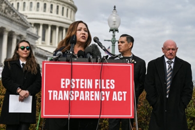 写真：エプスタイン氏に関する資料の開示を求め記者会見する米民主党議員（手前）＝１８日、ワシントン（ロイター＝共同）