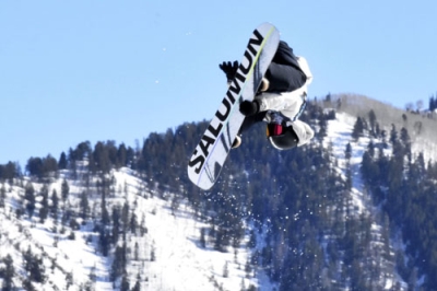 写真:スノーボードW杯男子ビッグエア最終戦で3位に入った宮村結斗=2月、アスペン(共同)