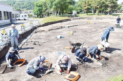 写真：縄文後期を中心に土器や石器約６００点が出土した栄遺跡の発掘調査