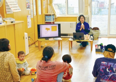 写真:子どもの靴選びのポイントを解説する米丸さん