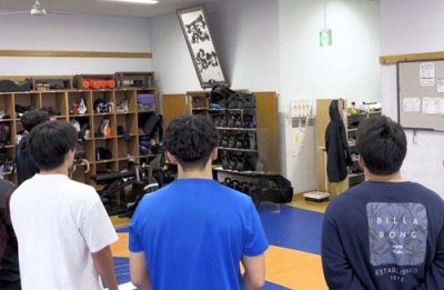 写真：薬物検査実施について説明を受ける拓殖大レスリング部の選手たち＝東京都八王子市の拓殖大（ホンダエンタープライズ提供）