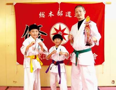 写真:空手大会で活躍した(左から)清水選手、高橋選手、中田選手