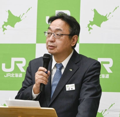 写真：記者会見するＪＲ北海道の綿貫泰之社長＝１９日午後、札幌市