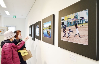 写真：地域の光景を捉えた作品が並ぶ写真展
