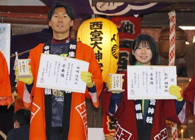 写真：桐生西宮神社の「福男選び」で、男性一番福となった水嶋悠太さん（左）と女性一番福の木戸瑚白さん＝２０日午前６時２９分、群馬県桐生市