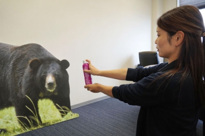 写真：クマ用スプレー「熊一目散」の使い方を説明するバイオ科学の社員＝１１日、徳島県阿南市