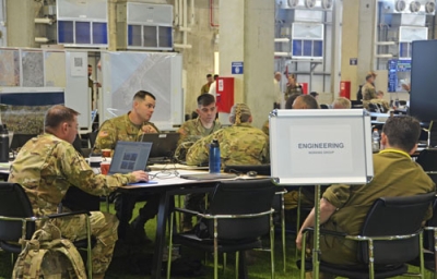 写真：軍民調整センターで話し合う米兵＝１９日、イスラエル中部キリヤトガト（共同）