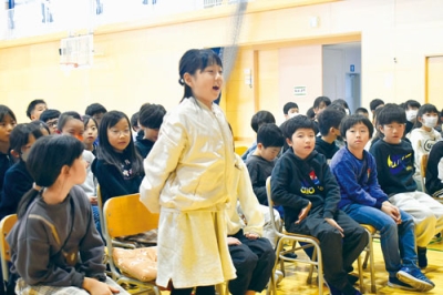 写真：いじめをテーマにした架空の事例を見て意見を述べる伊達小児童