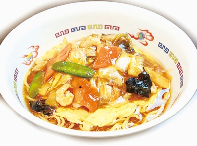 写真：同店人気メニューの広東麺の上に大きなかに玉を乗せた「天津広東麺」