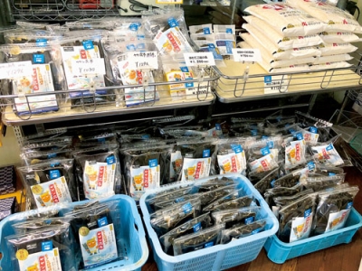 写真：ヤヤン昆布を使用した関連商品を多数取りそろえる