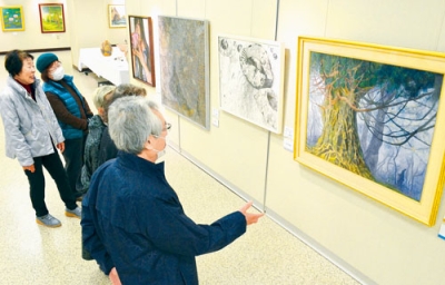 写真：最高賞に選ばれた「悠久の光」など入賞作と会員の力作が並ぶ会場