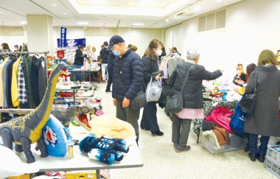 写真：ハンドメード雑貨などを買い求める人たちでにぎわう会場