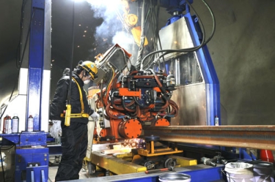 写真：北海道新幹線の札幌延伸区間で使うレールの溶接作業＝２０日午前、北斗市