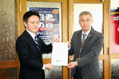 写真：要望書を提出した福田会長（右）と大塩町長