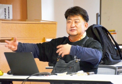写真：災害現場での課題や支援の在り方について講演する熊谷さん