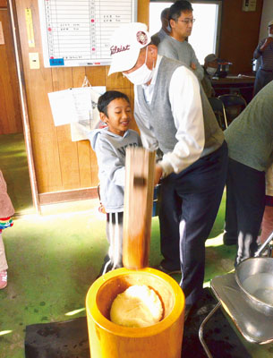 写真：餅つきを楽しむ子どもたち