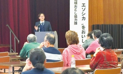 写真：エゾシカの生態などについて話す増田さん