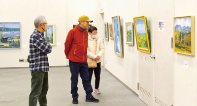 写真：イオン登別店のコミュニティホールで開かれている作品展