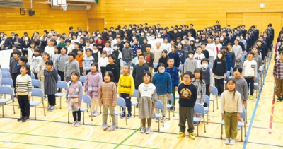 写真：全校児童生徒による新校歌が体育館に響き渡った