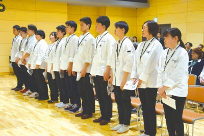 写真：コンクールに出場する１２人の学生