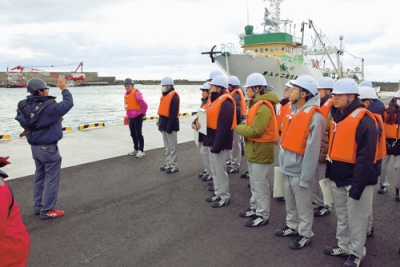 写真：工事概要の説明を受ける室蘭工業高校の１年生