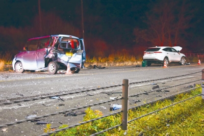 写真：事故で損傷した軽乗用車と普通乗用車＝２０日午後６時ごろ、室蘭市石川町