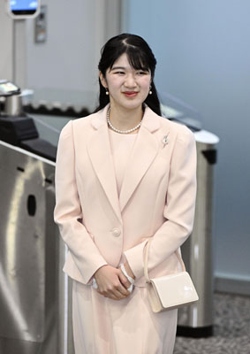 写真：ラオスから帰国された愛子さま＝２２日午前、成田空港（代表撮影）