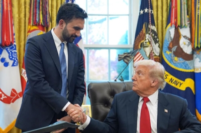 写真：米ニューヨーク市長選で勝利したマムダニ次期市長（左）と握手するトランプ大統領＝２１日、ホワイトハウス（ＡＰ＝共同）