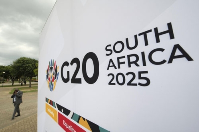 写真：Ｇ２０首脳会議の会場周辺を歩く関係者＝２１日、南アフリカ・ヨハネスブルク（共同）