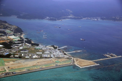 写真：米軍普天間飛行場の移設に向けた工事が進む沖縄県名護市辺野古の沿岸部。奥は大浦湾＝２０２４年１２月