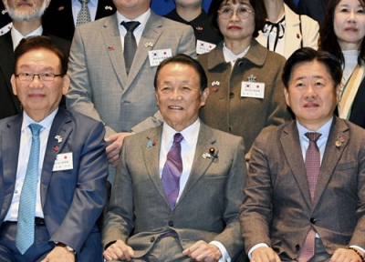 写真：日韓・韓日協力委員会の合同総会前に写真撮影に応じる自民党の麻生副総裁（中央）＝２２日、韓国・済州島（共同）