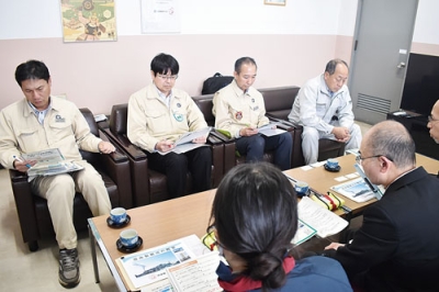 写真：スムーズな物流に向けた協力要請を受ける北海道糖業道南製糖所役員ら