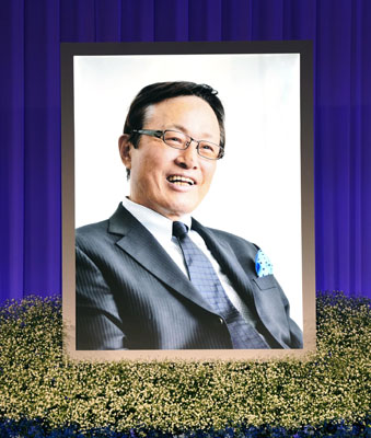 写真：お別れの会の釜本邦茂さんの遺影＝２２日、東京都内のホテル（代表撮影）