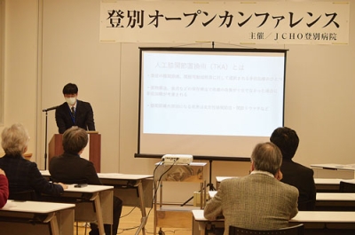 写真：人工関節置換術について話す渕上医師