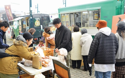 写真:多くの来場者でにぎわった登別駅前通り