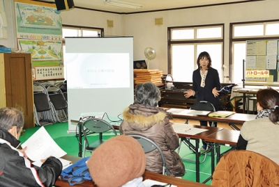 写真：終活のポイントを解説する佐藤さん