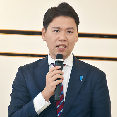 写真：地方創生をうたう公約を掲げ、後援会関係者に支持を求める松下氏