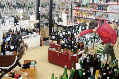 写真：多くの商品が並ぶ酒本商店。顧客のニーズに合わせた対応を行う
