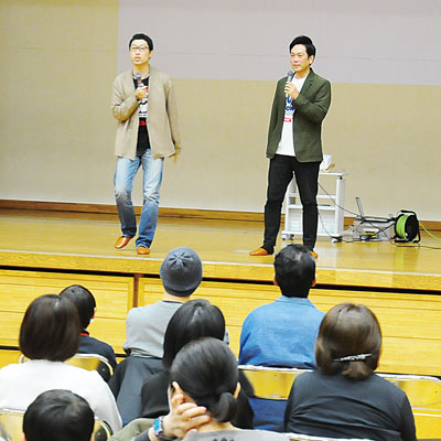 写真：漫才などで来場者を楽しませたアップダウンの竹森さん（左）と阿部さん