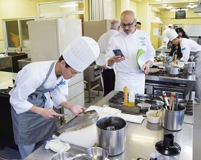 写真：審査員が見守る中、調理に臨む出場者