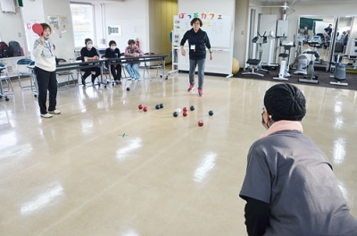 写真：ボッチャを楽しむ参加者