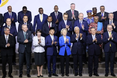 写真：Ｇ２０サミットで記念撮影に臨む高市首相（前列左から３人目）ら。同右から２人目は中国の李強首相＝２２日、南アフリカのヨハネスブルク（代表撮影・共同）