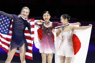 写真：女子で優勝した千葉百音。左は２位のアンバー・グレン、右は３位の松生理乃＝ヘルシンキ（共同）